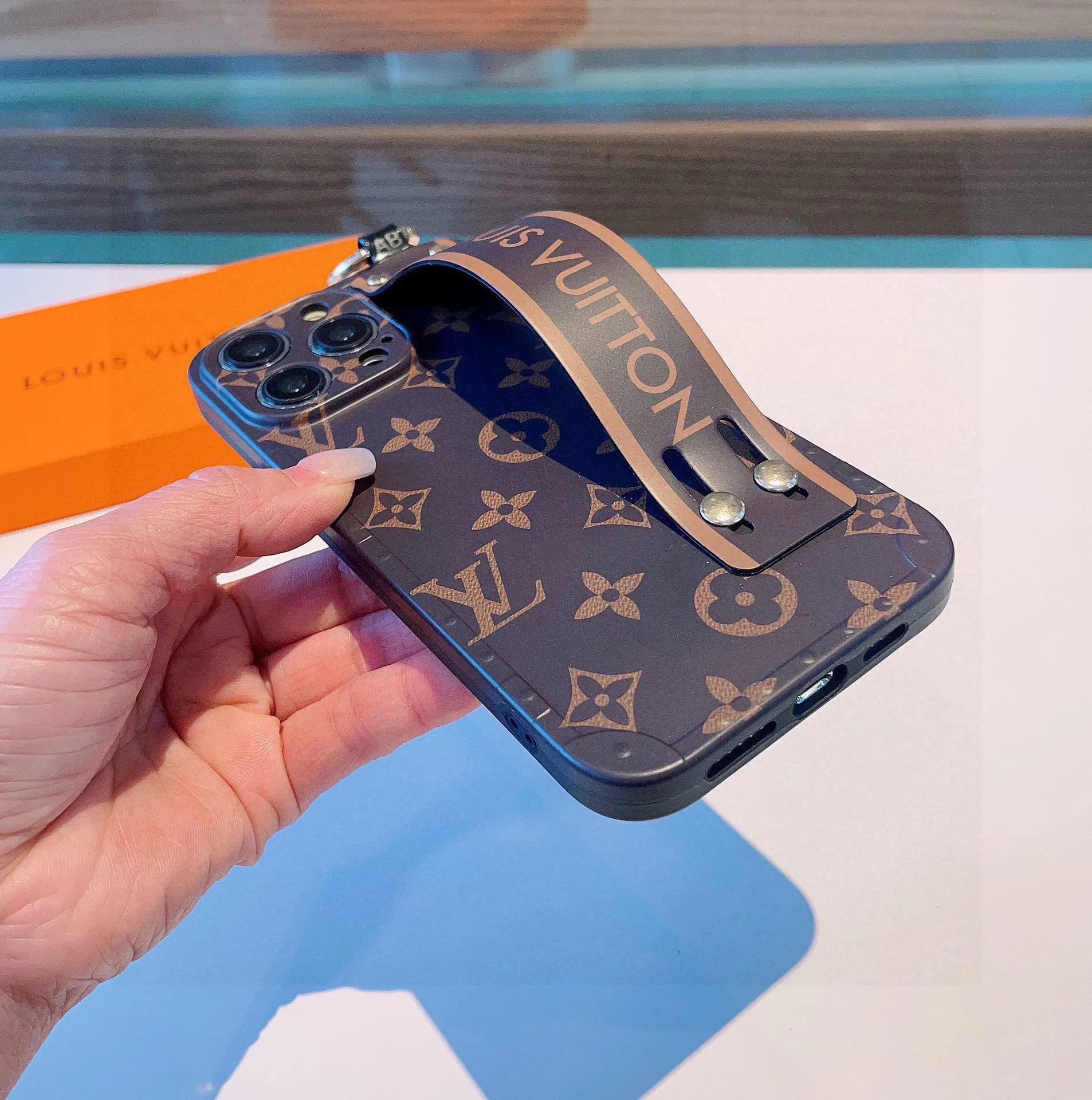 Louis Vuitton Strap Phone Case Ver.A — Zdjęcie 6