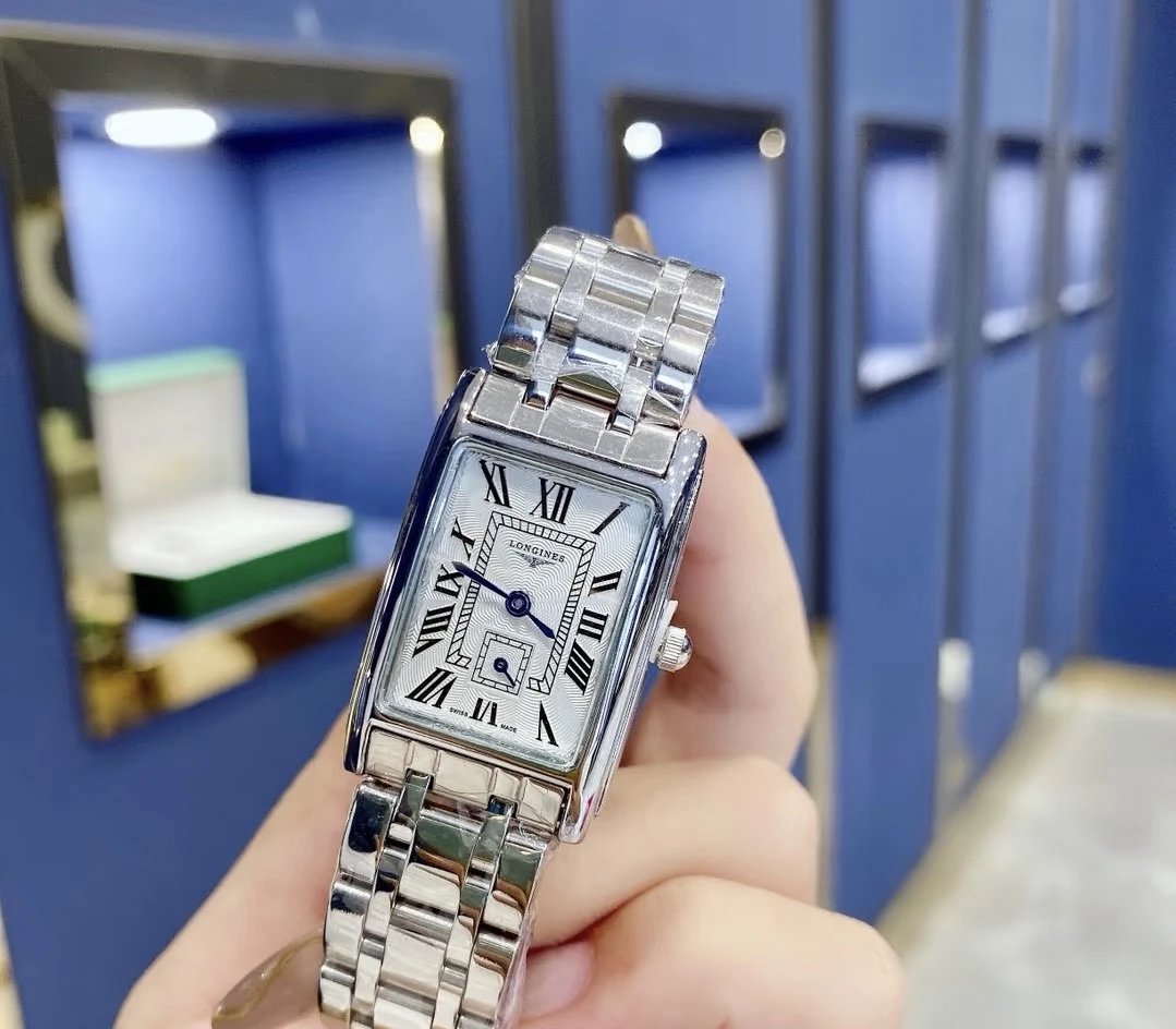 Longines rechthoekig horloge met Romeinse cijfers en metalen schakelband