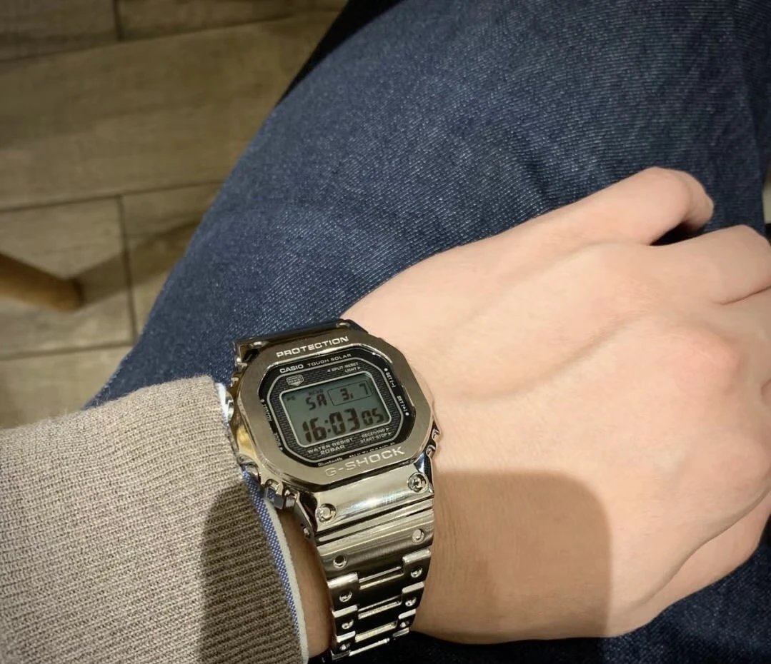 Casio G-Shock Digitaluhr mit silberfarbenem Metallgehäuse und -armband Variante M