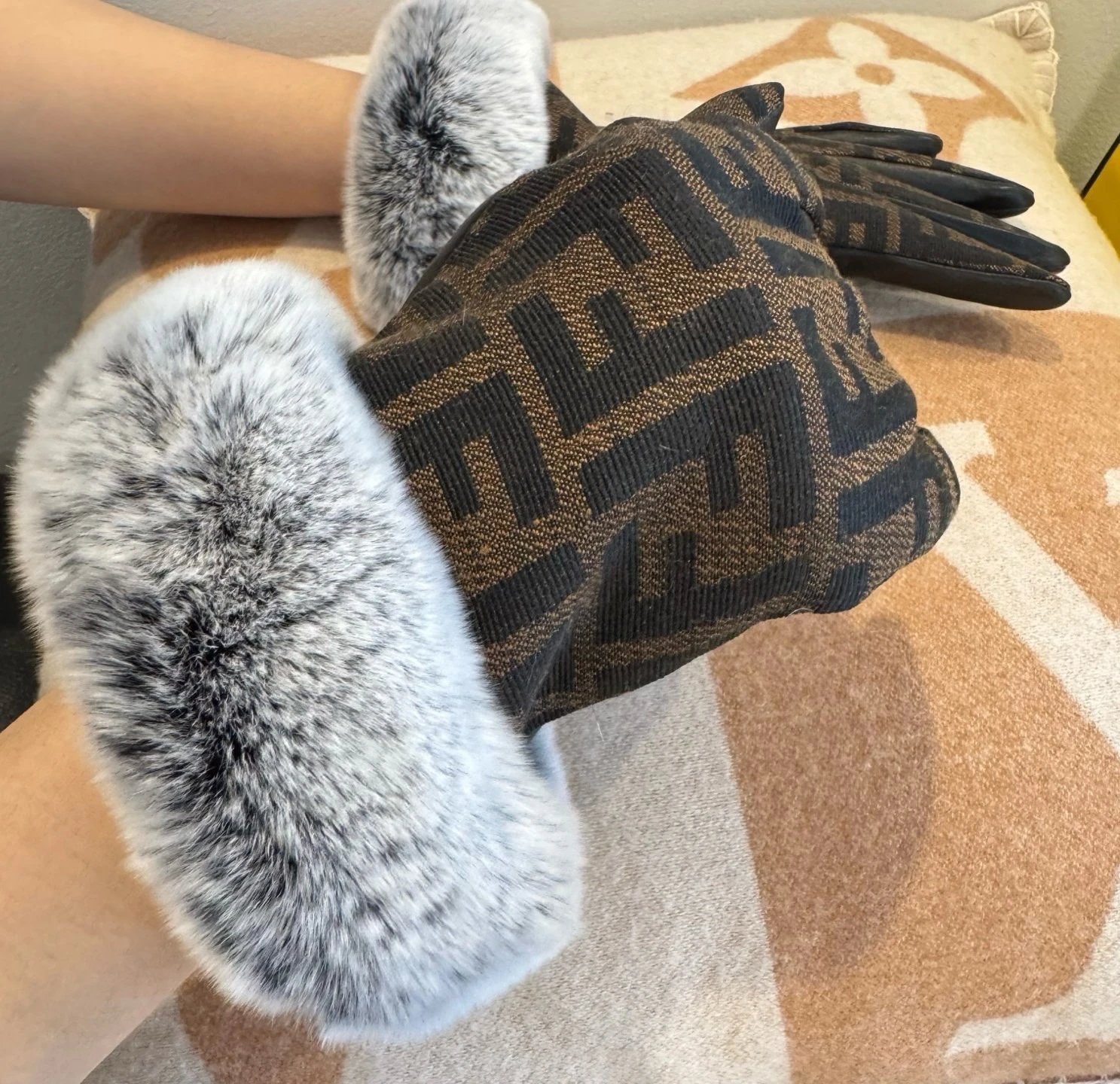 Fendi Lambskin Touchscreen Gloves Ver.E — Photo 3