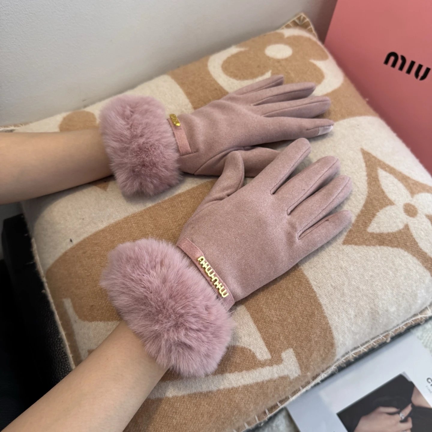 Miu Miu Thermal Gloves Ver.A — QC