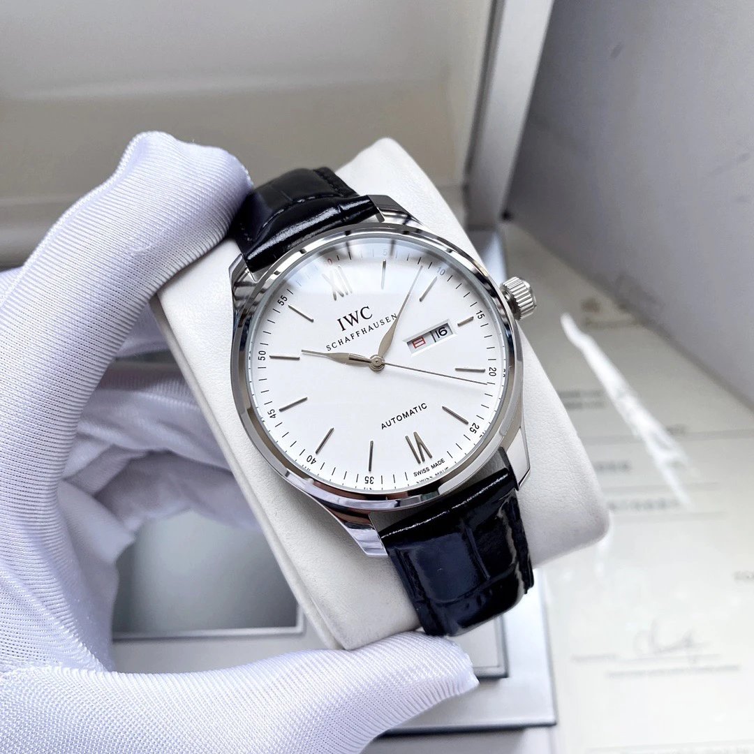 IWC Automatik-Uhr mit weißem Zifferblatt und schwarzem Lederarmband 40mm Variante E
