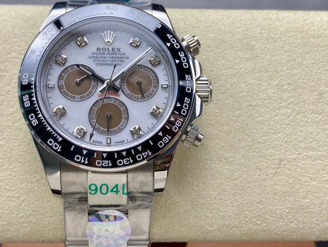 Rolex Daytona chronograaf horloge met witte wijzerplaat en bruine subwijzerplaten
