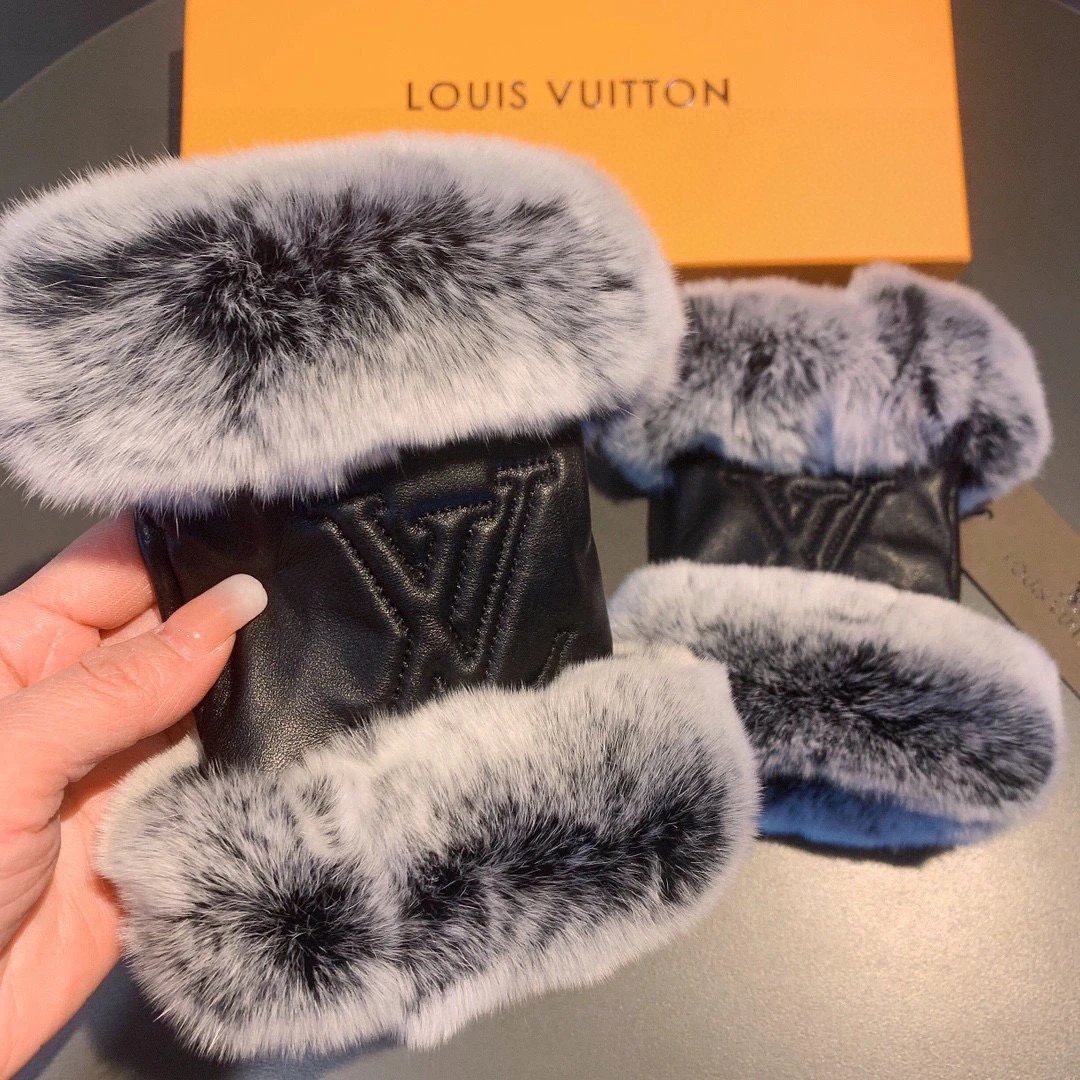 Louis Vuitton Lambskin Thermal Gloves — Photo 5