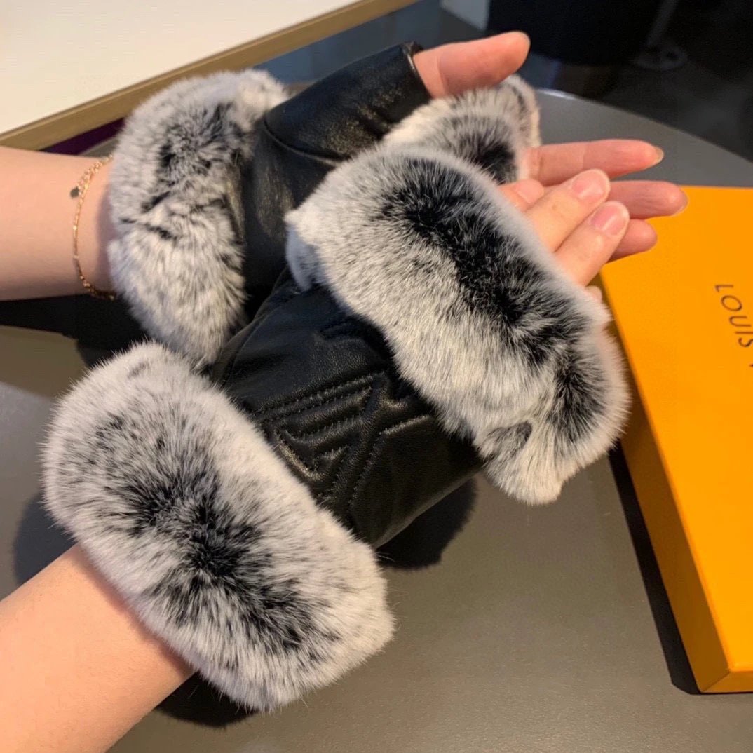 Louis Vuitton Lambskin Thermal Gloves — Photo 9