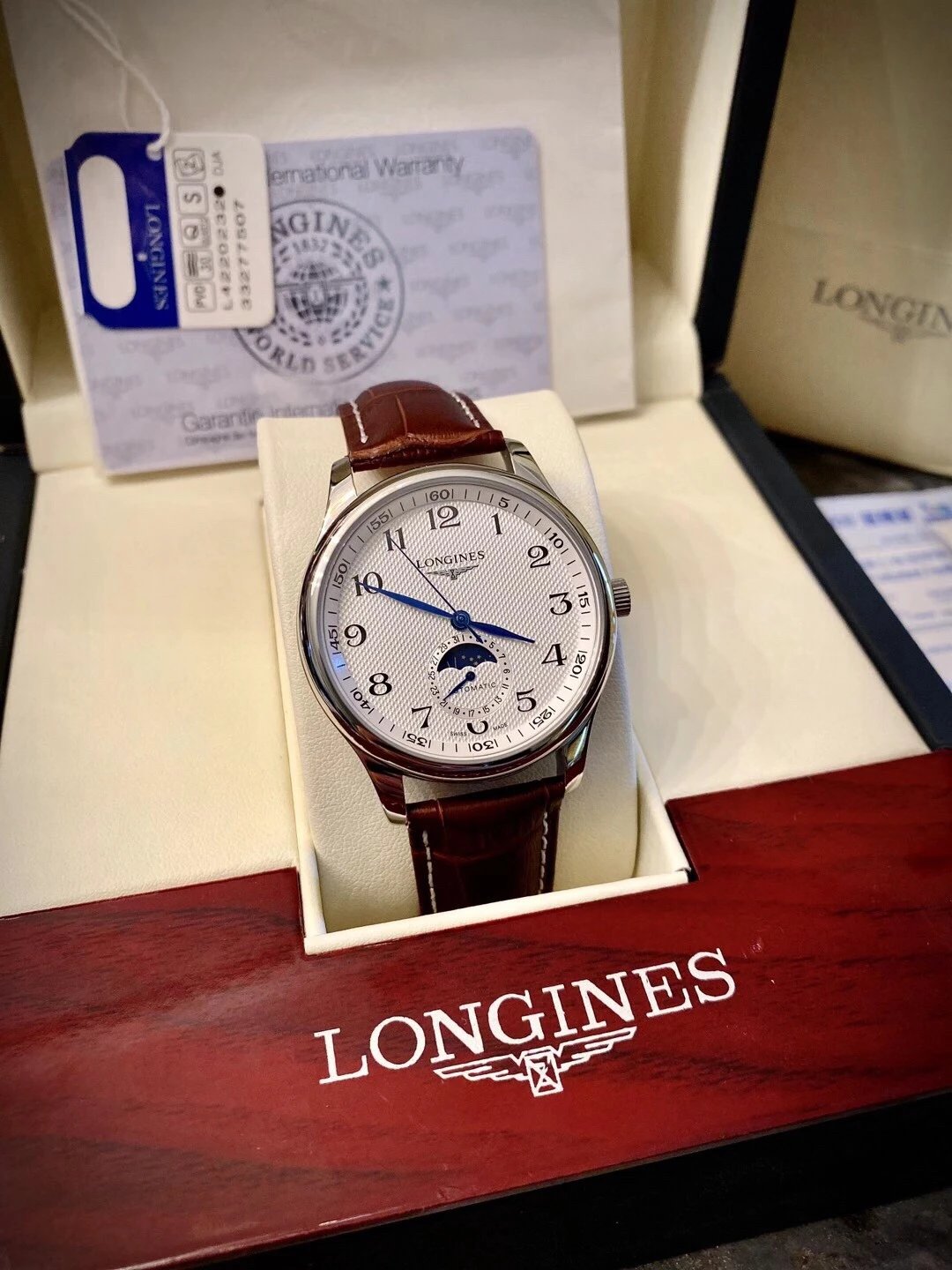 Longines automatisch horloge met maanfase, witte getextureerde wijzerplaat en bruine lederen band