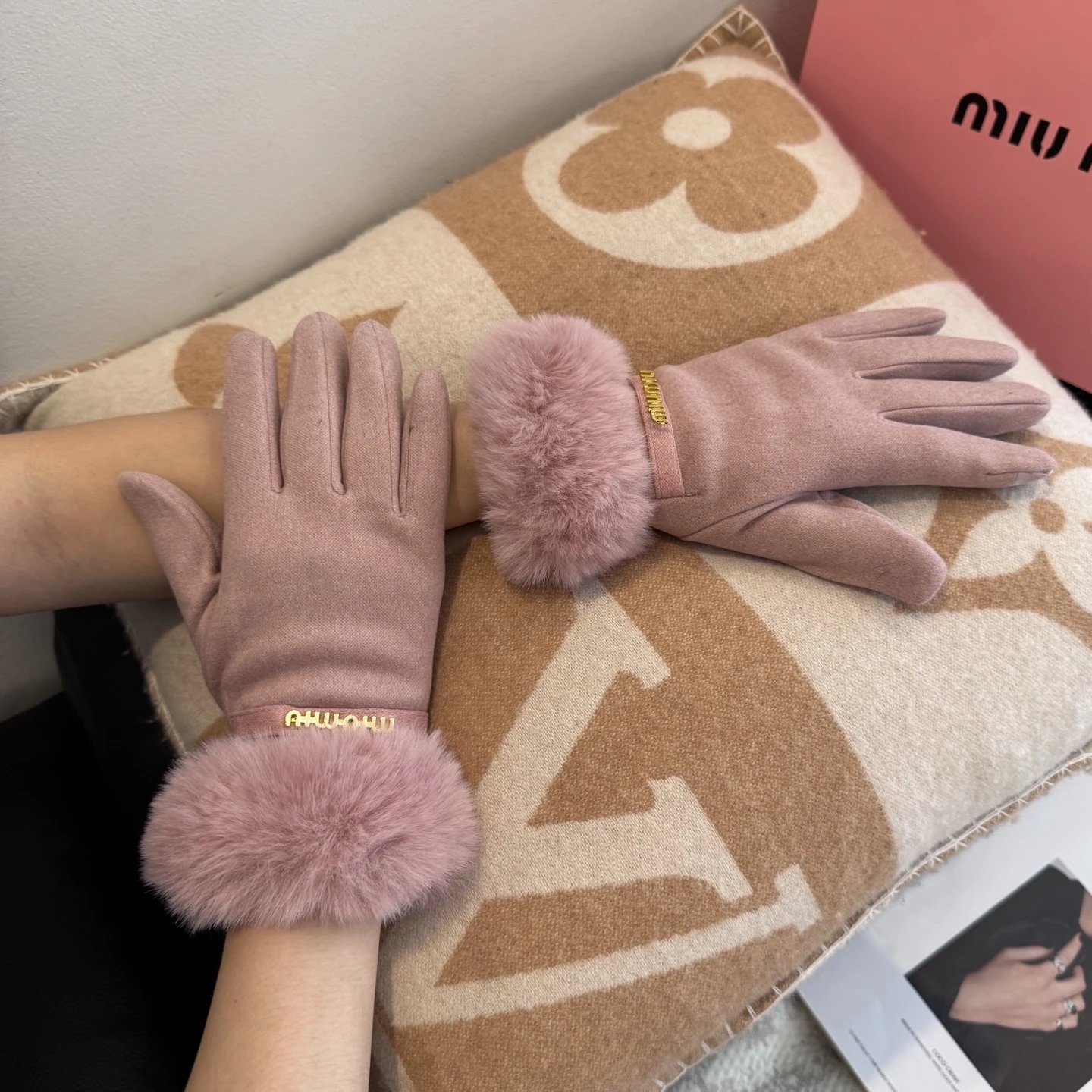 Miu Miu Thermal Gloves Ver.A — QC