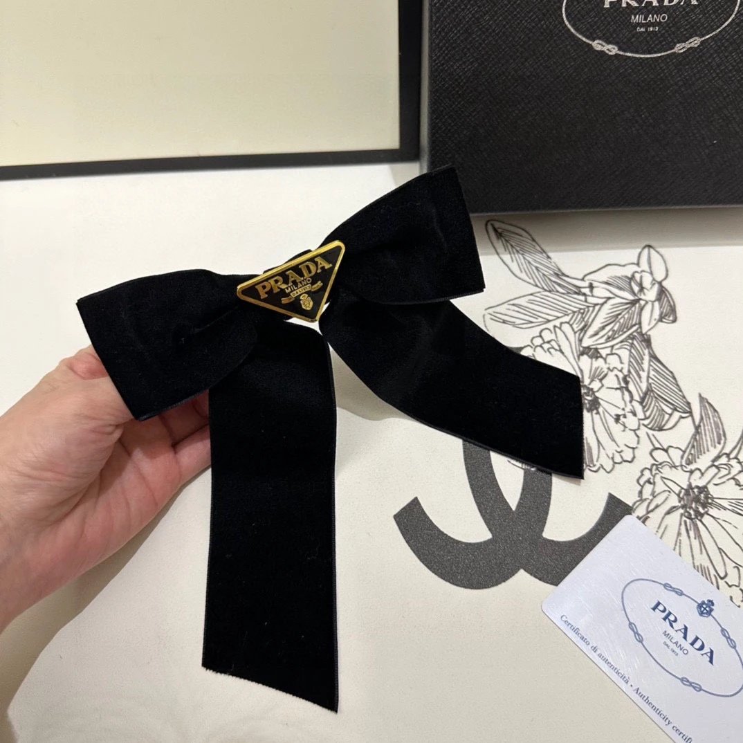 Prada Bow Hair Clip — Zdjęcie 7