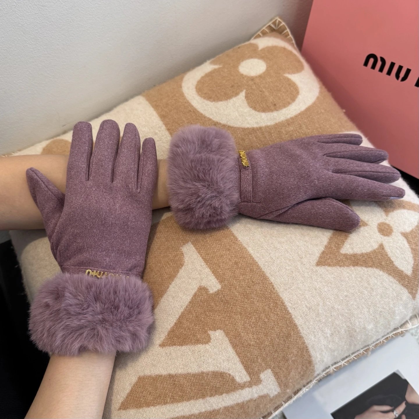 Miu Miu Thermal Gloves Ver.B — QC
