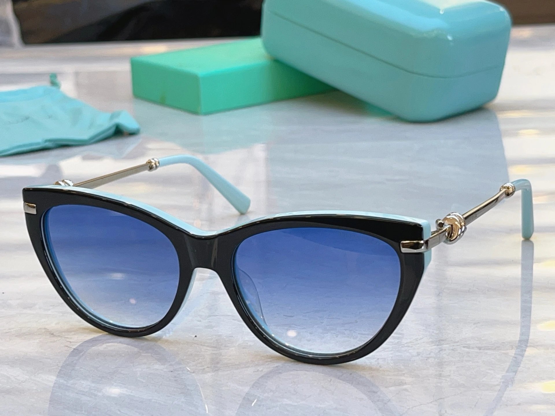 Tiffany TF4253 Sunglasses 56-18-145 — photo 5