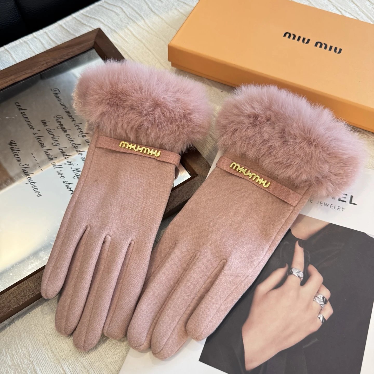 Miu Miu Thermal Gloves Ver.A — QC