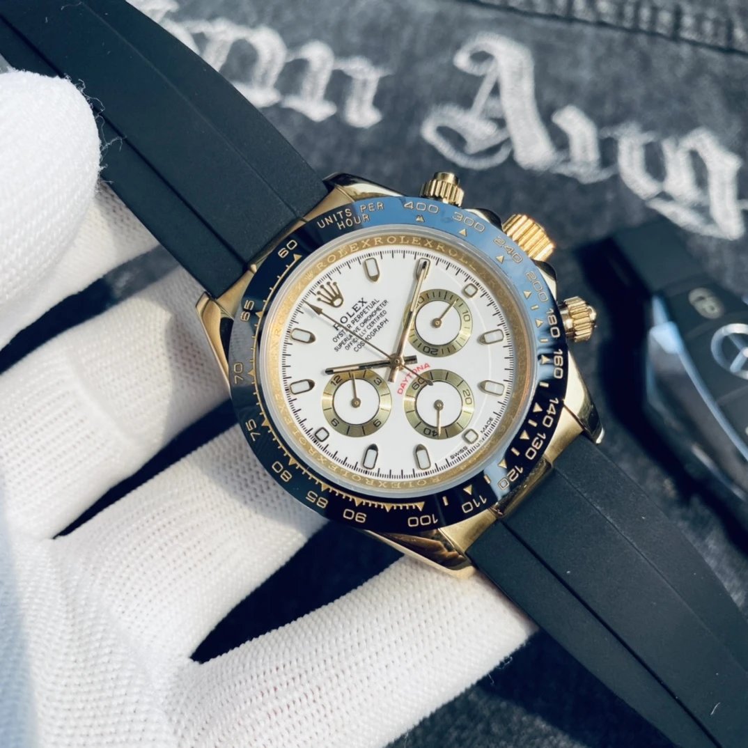 Reloj cronógrafo Rolex Cosmograph Daytona con caja dorada y correa de caucho negra