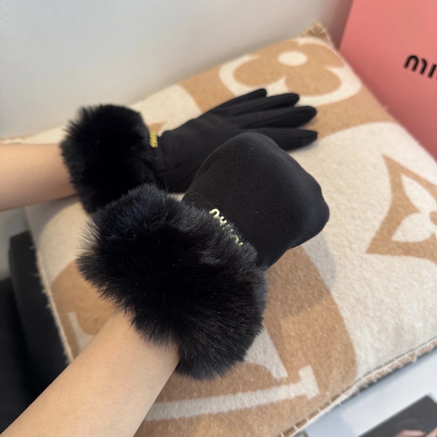 Miu Miu Thermal Gloves Ver.C — QC