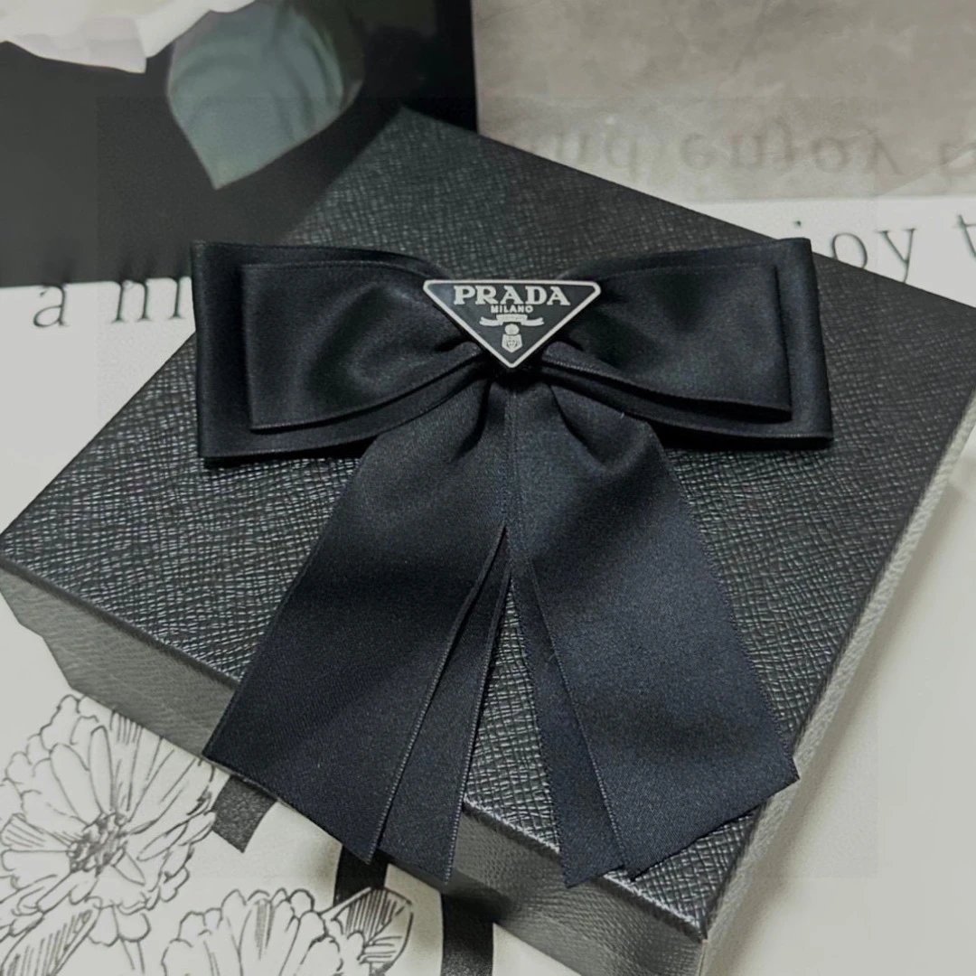 Prada Bow Vintage Hair Clip — Zdjęcie 2