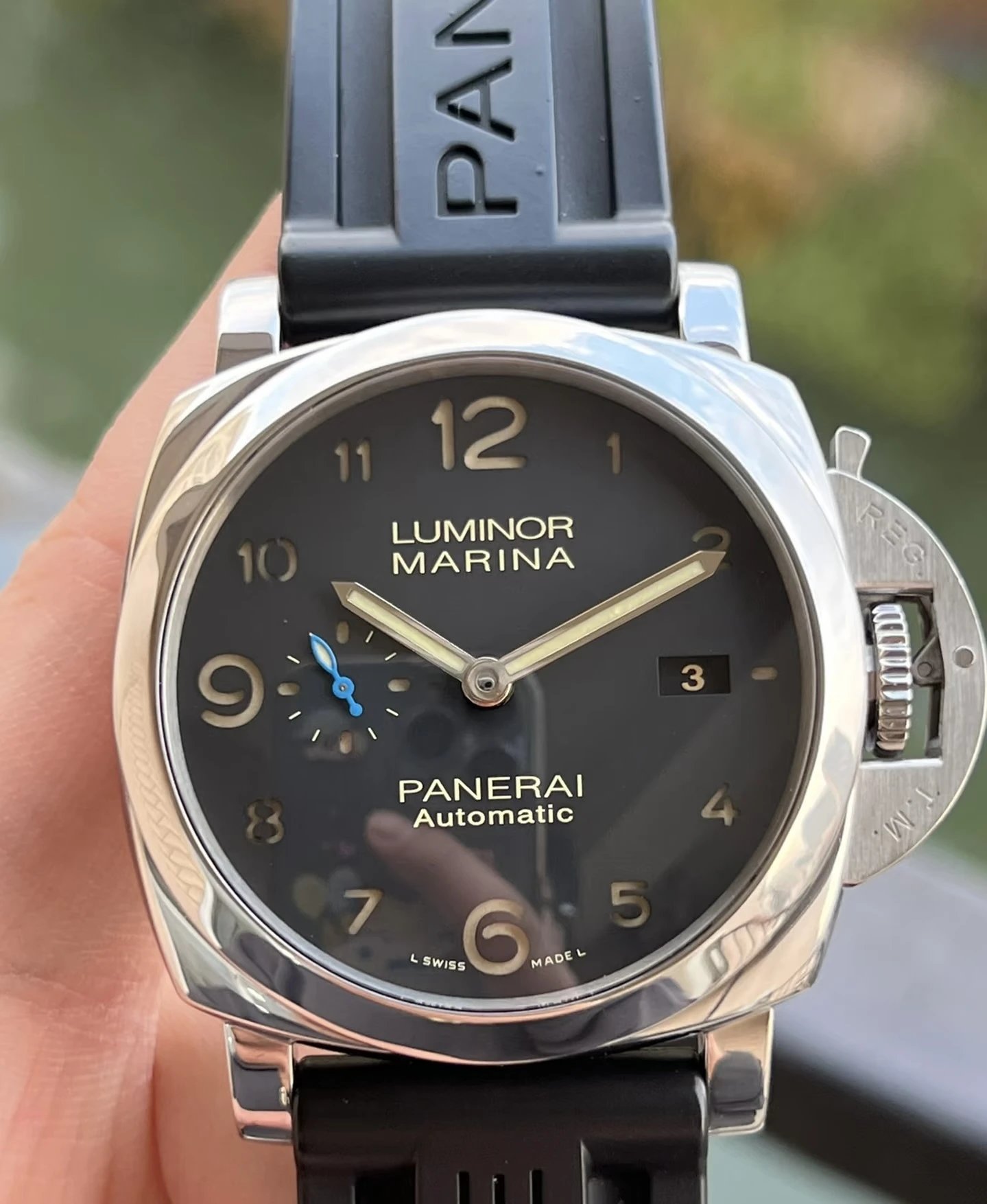 Panerai Luminor Marina automatisch horloge met zwarte wijzerplaat en rubberen band