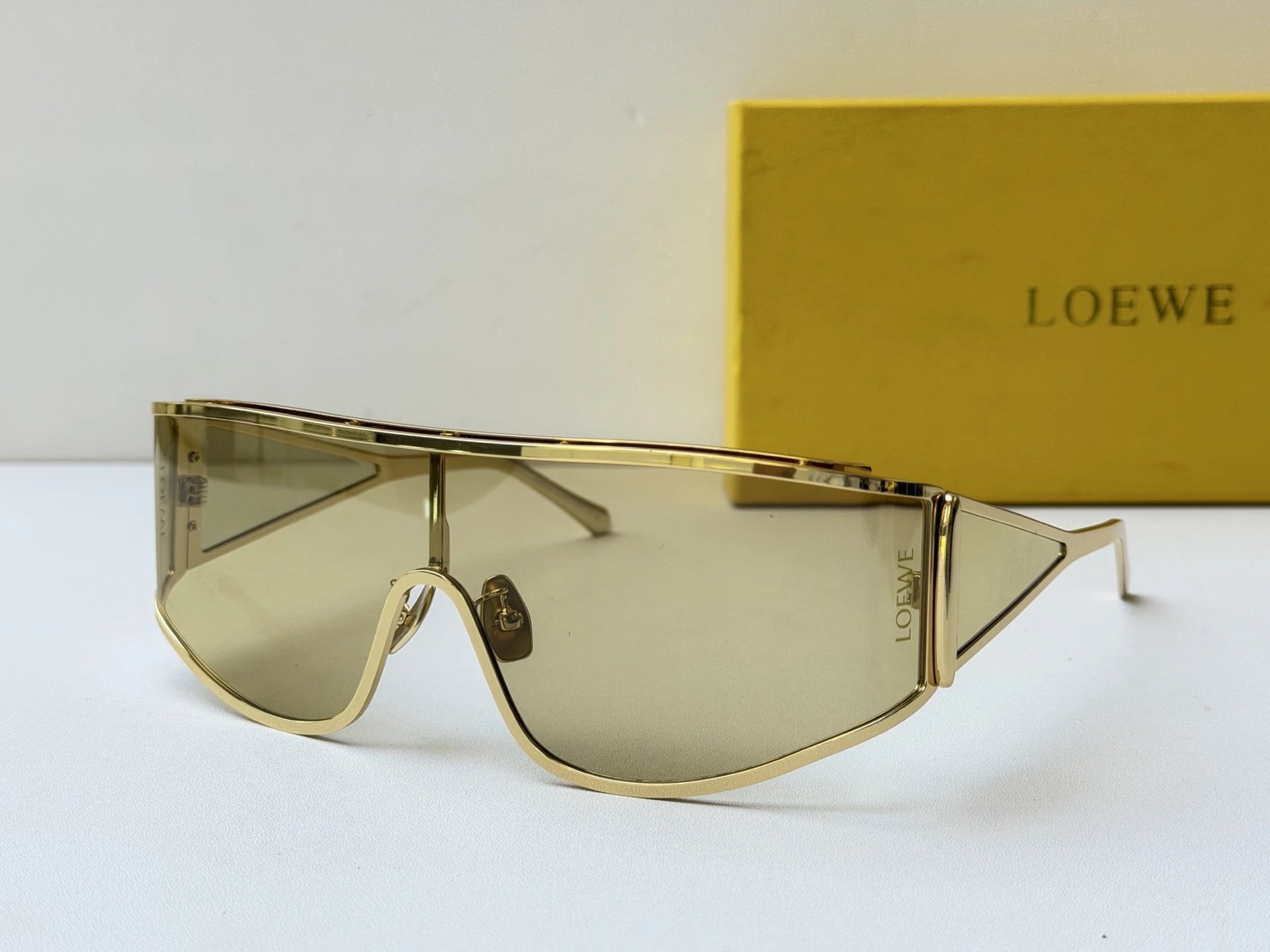 Loewe LW40202U Sunglasses Ver.A — Zdjęcie 5