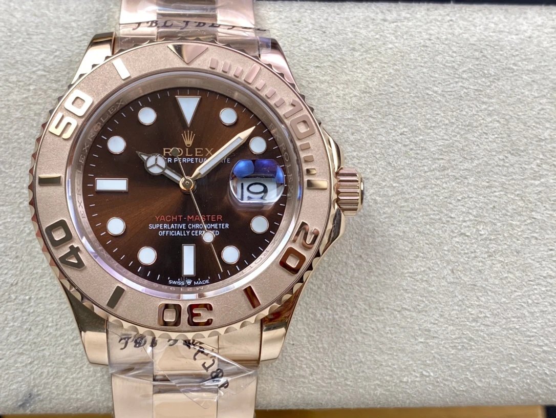 Roze goudkleurig Rolex Yacht-Master horloge met bruine wijzerplaat