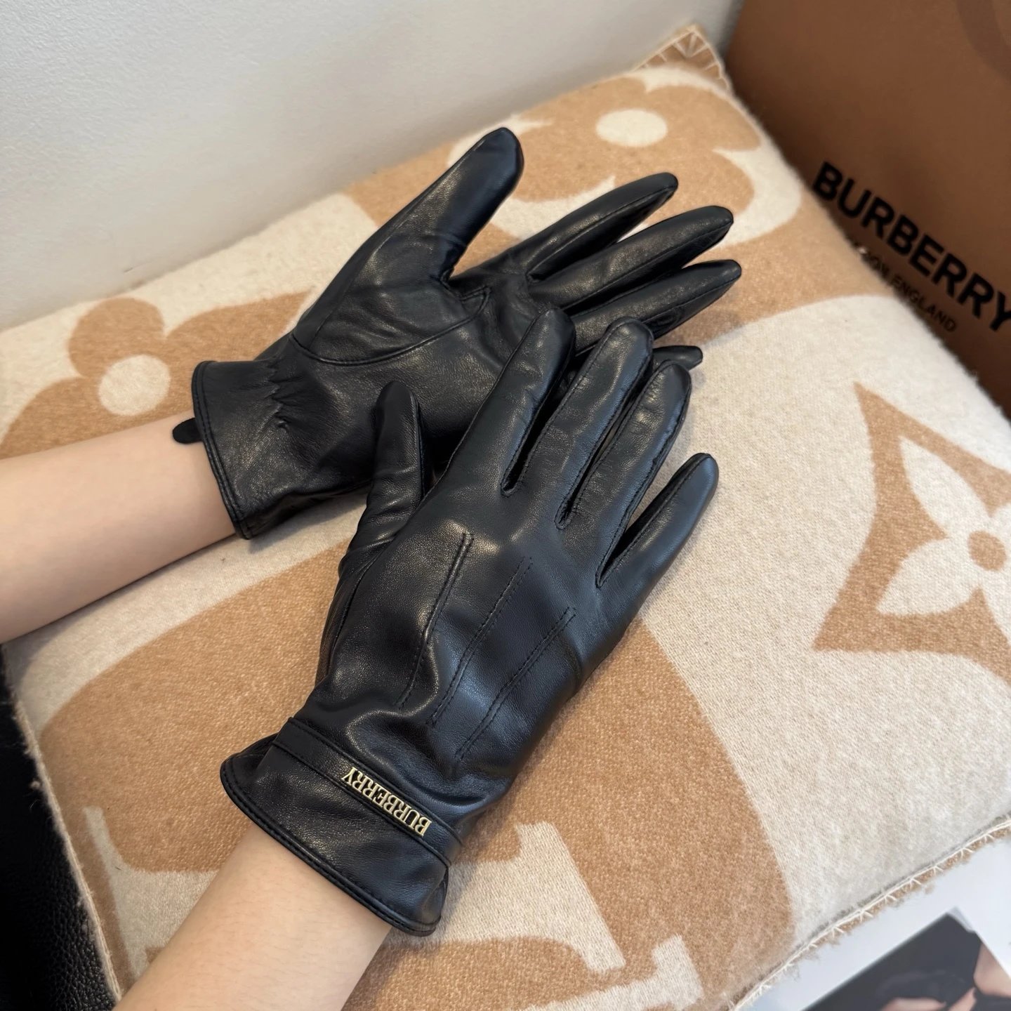 Burberry Lambskin Thermal Gloves Ver.A — Photo 3