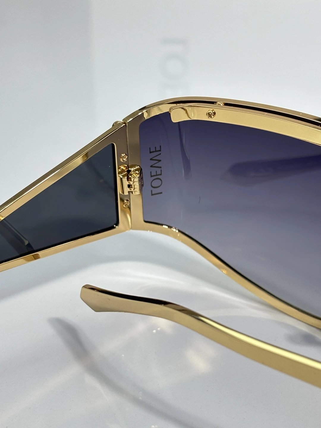Loewe LW40202U Sunglasses Ver.B — photo 6