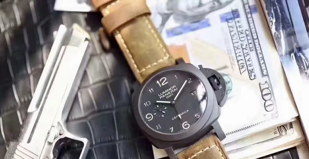 Panerai Luminor GMT horloge met bruine leren band