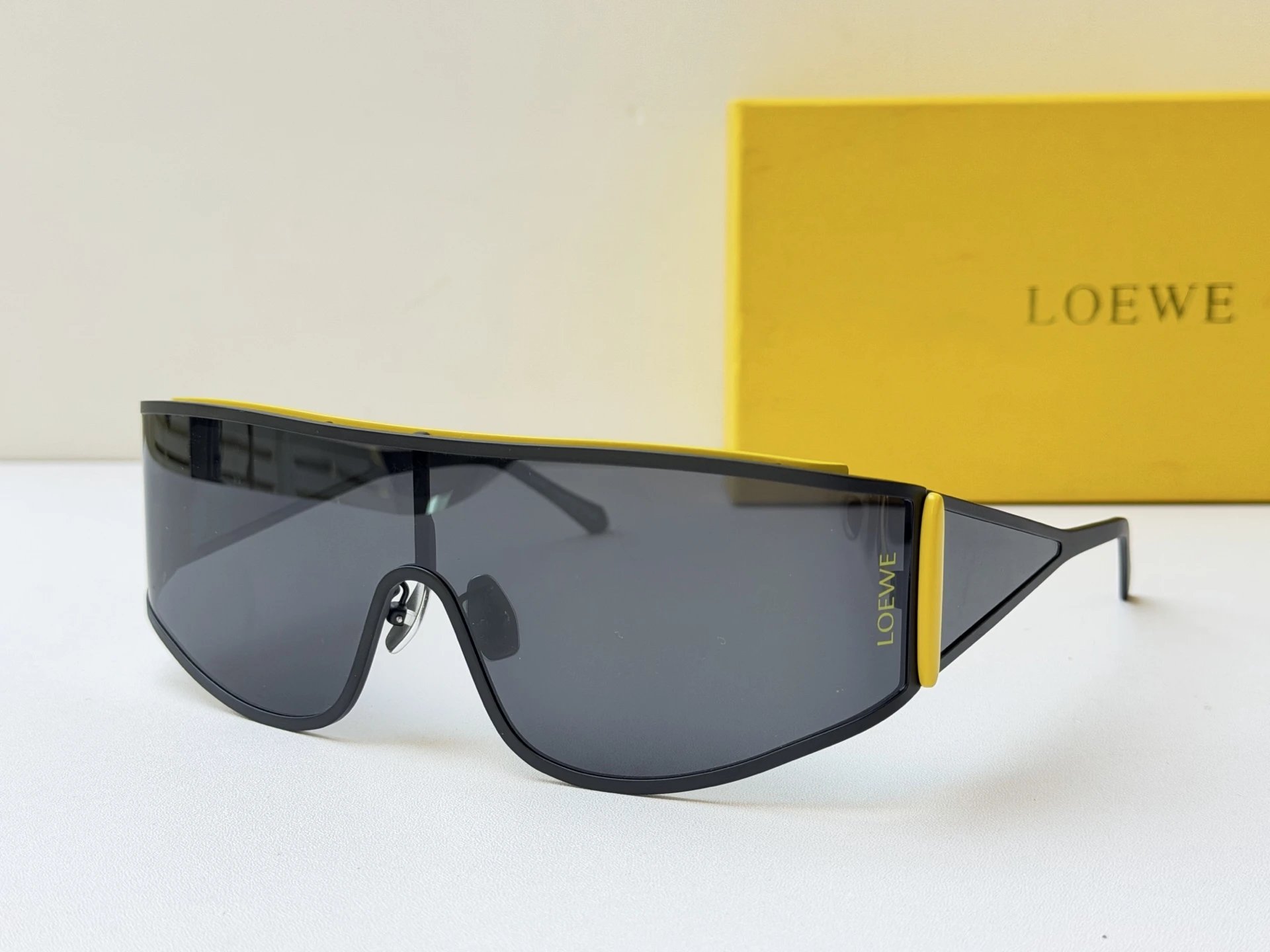 Loewe LW40202U Sunglasses Ver.A — Zdjęcie 9