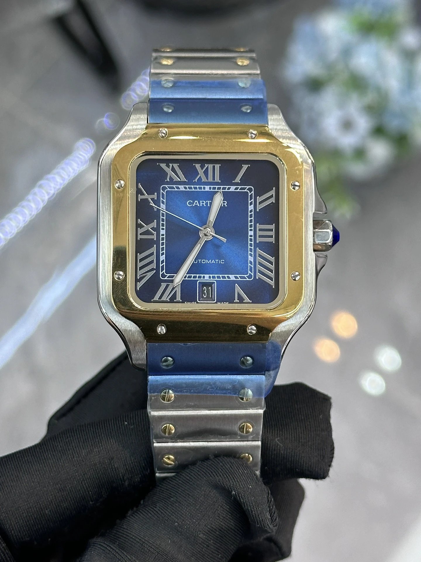 Automatyczny zegarek Cartier z niebieską tarczą i dwukolorową bransoletą