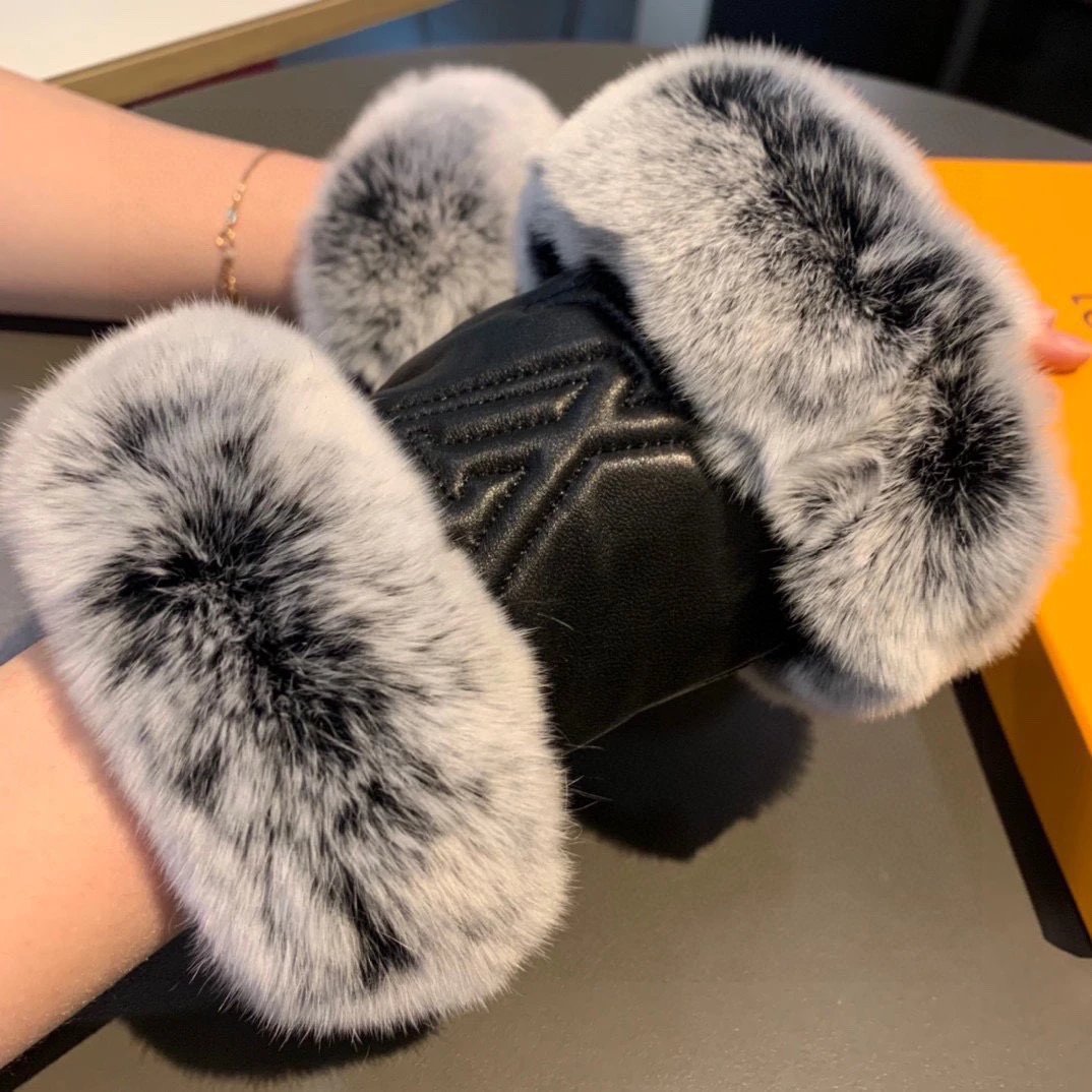Louis Vuitton Lambskin Thermal Gloves — Photo 3