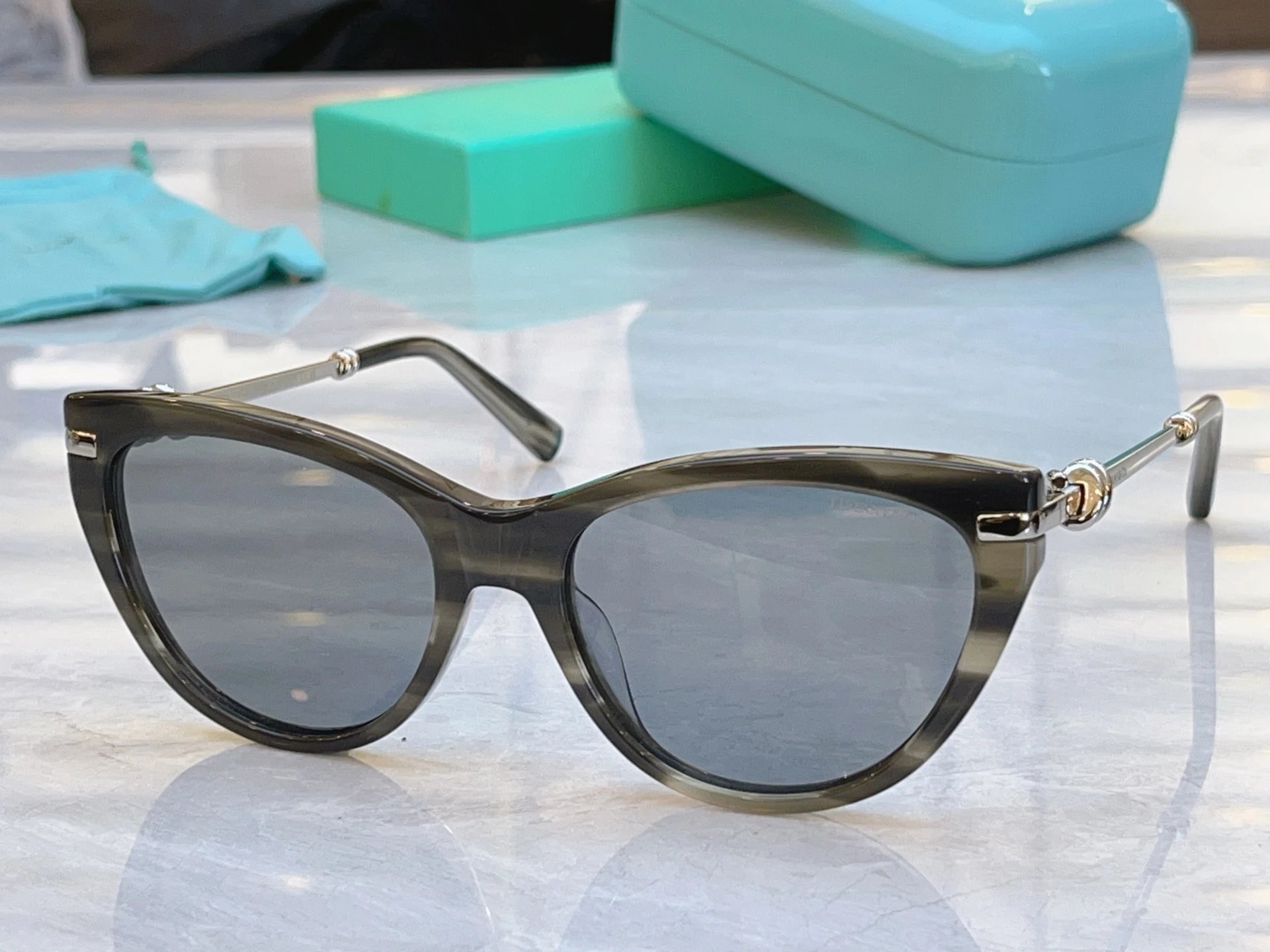 Tiffany TF4253 Sunglasses 56-18-145 — photo 3