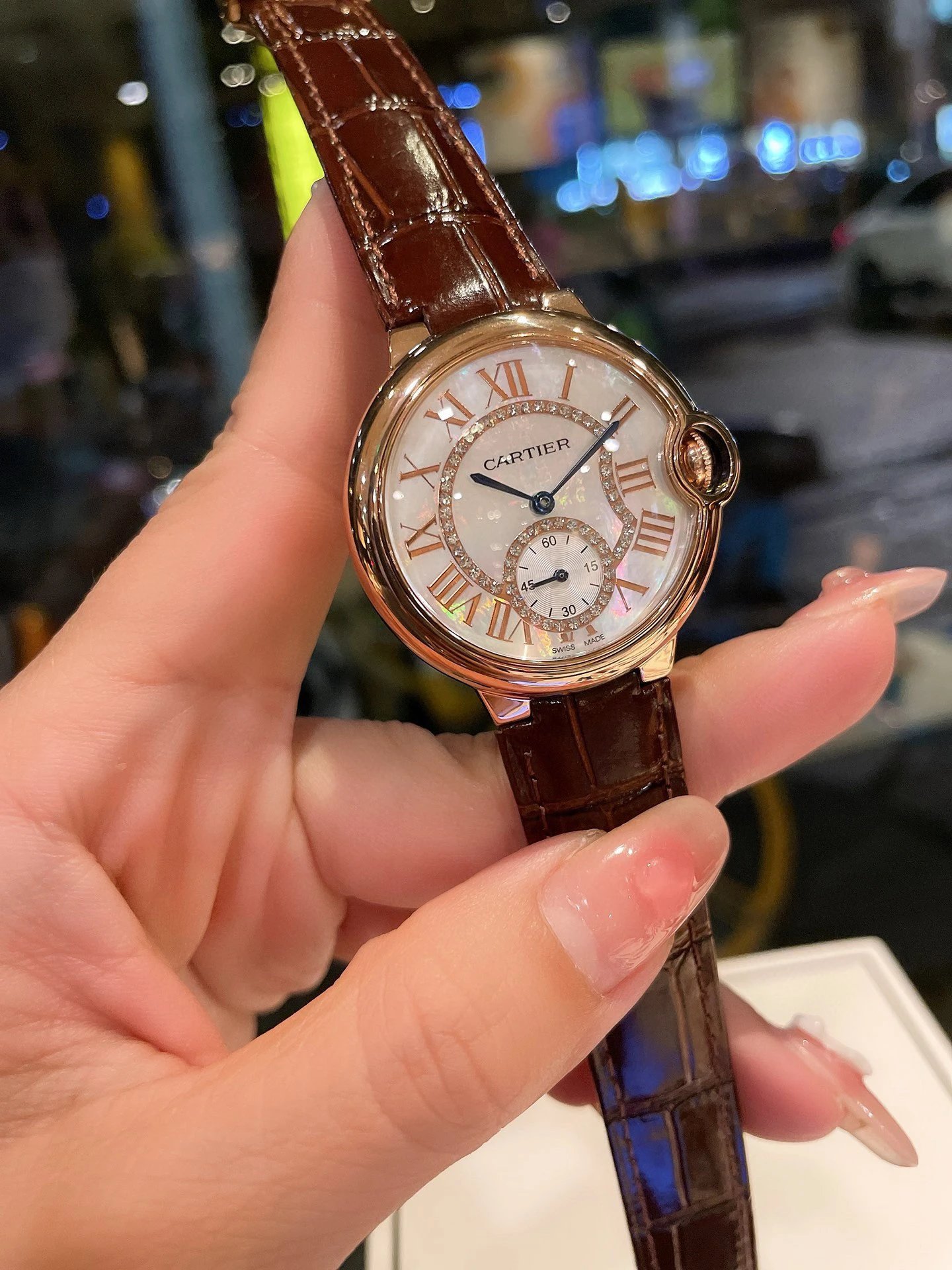 Cartier Ballon Bleu horloge met parelmoeren wijzerplaat en bruine lederen band