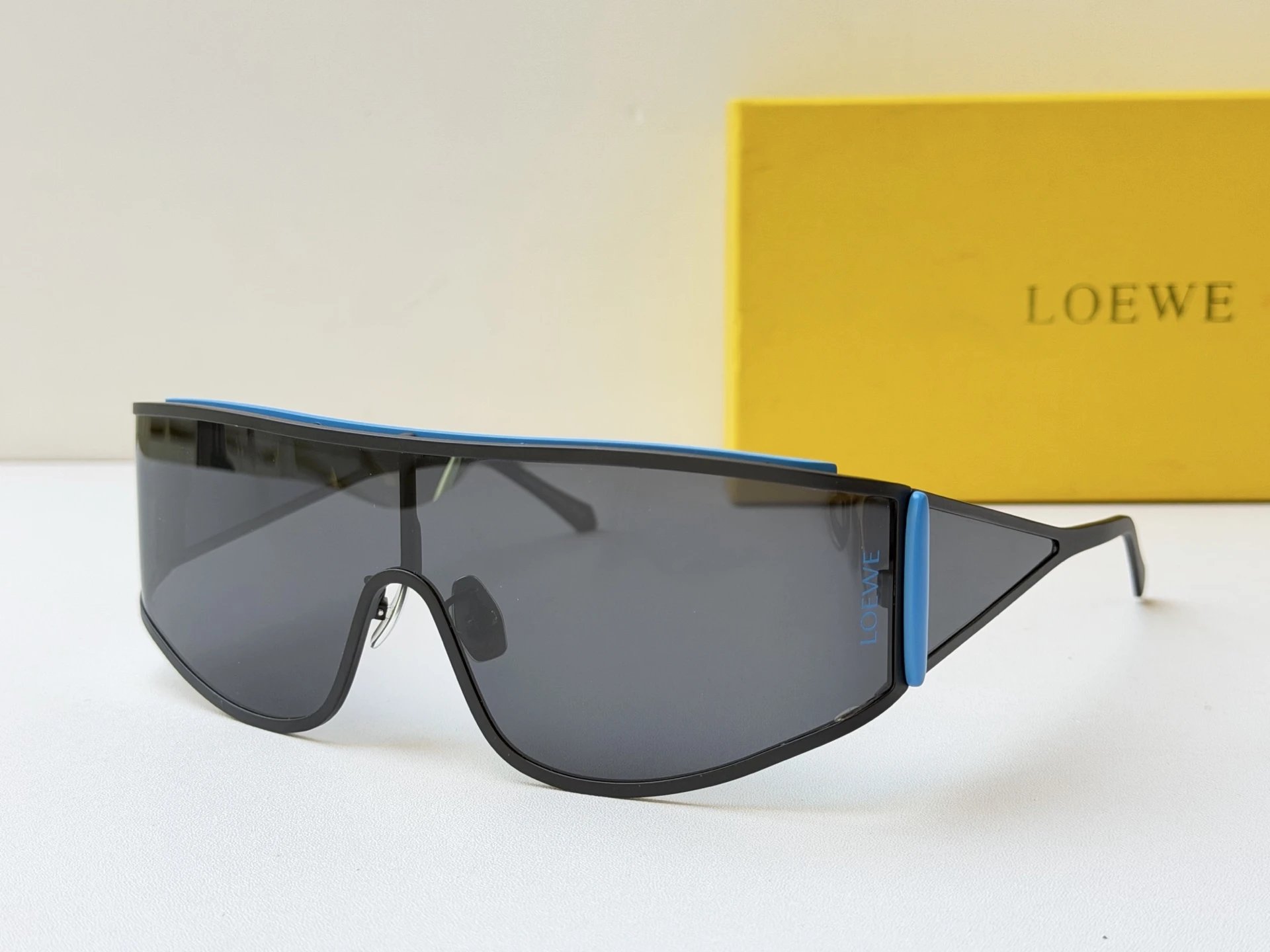 Loewe LW40202U Sunglasses Ver.A — Zdjęcie 8
