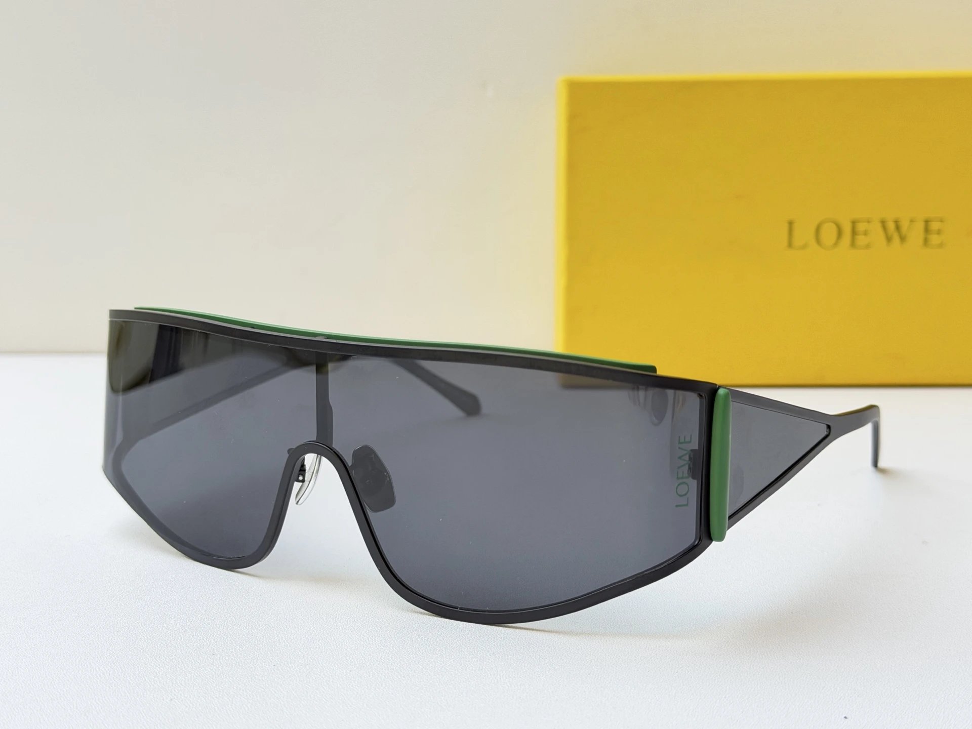 Loewe LW40202U Sunglasses Ver.A — Zdjęcie 2