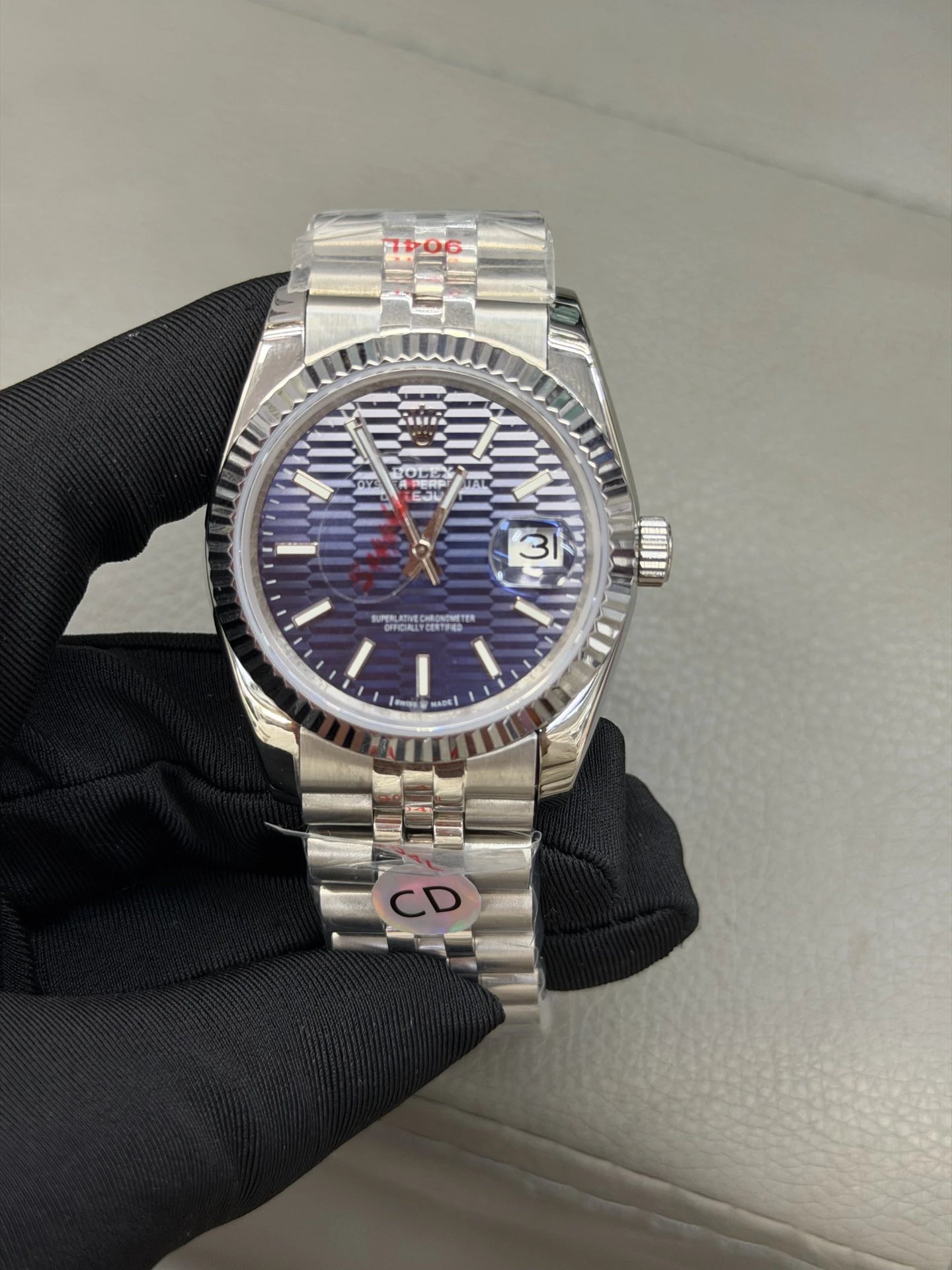 Rolex Datejust horloge met gestreepte blauwe wijzerplaat en gekartelde bezel