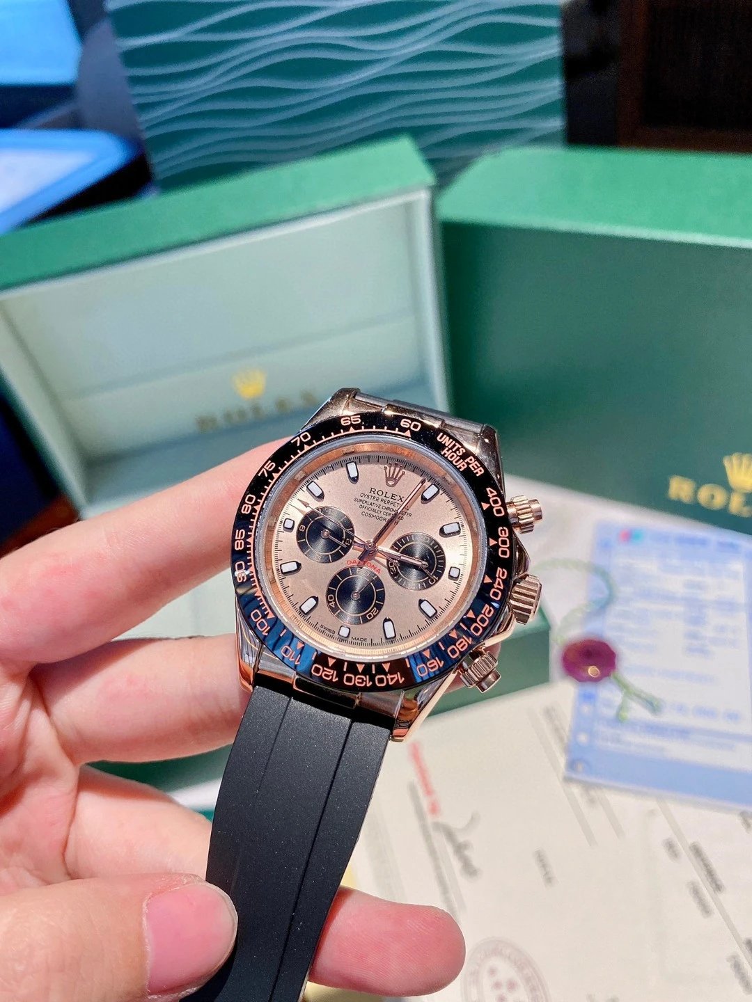 Reloj cronógrafo Rolex Cosmograph Daytona con esfera de oro rosa y correa negra