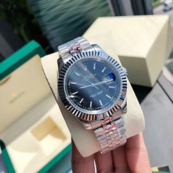 Reloj Rolex Datejust con bisel estriado y esfera oscura