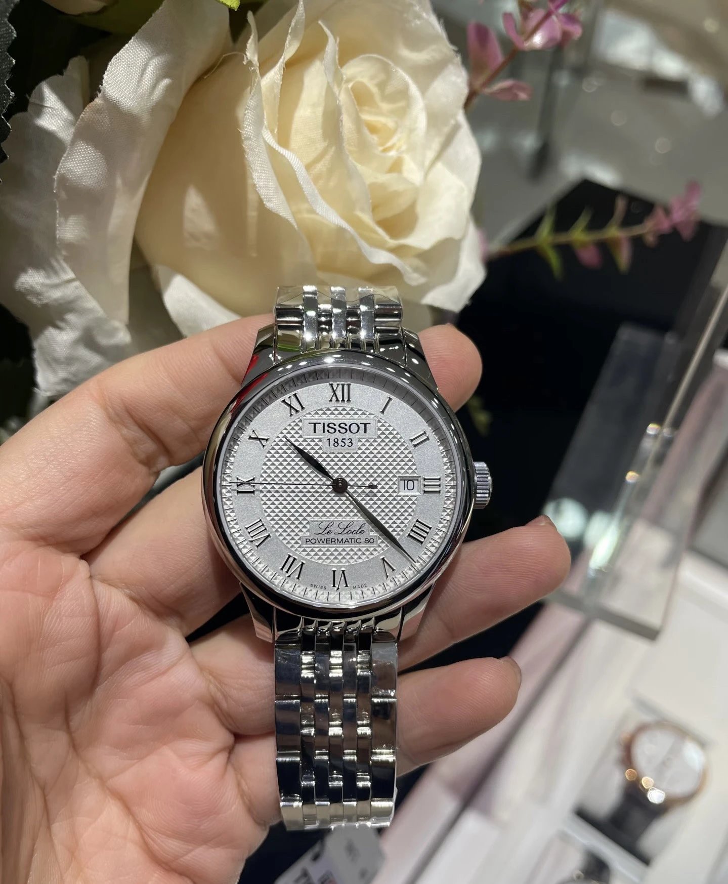 Reloj Tissot Le Locle Powermatic 80 con esfera plateada y brazalete de acero