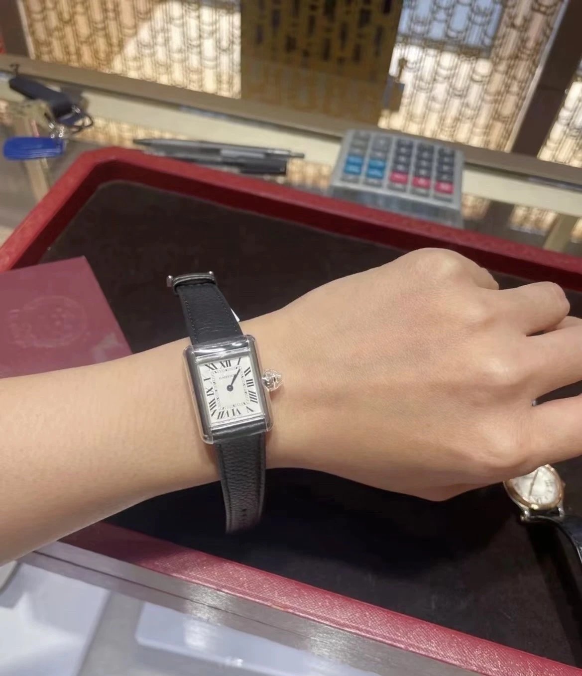 Zegarek Cartier z prostokątną tarczą i czarnym skórzanym paskiem 29,5 mm Wariant A
