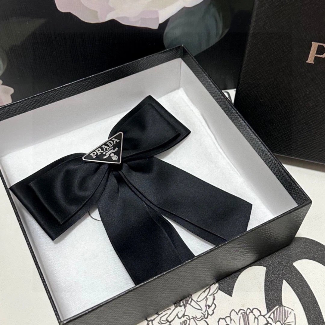 Prada Bow Vintage Hair Clip — Zdjęcie 4