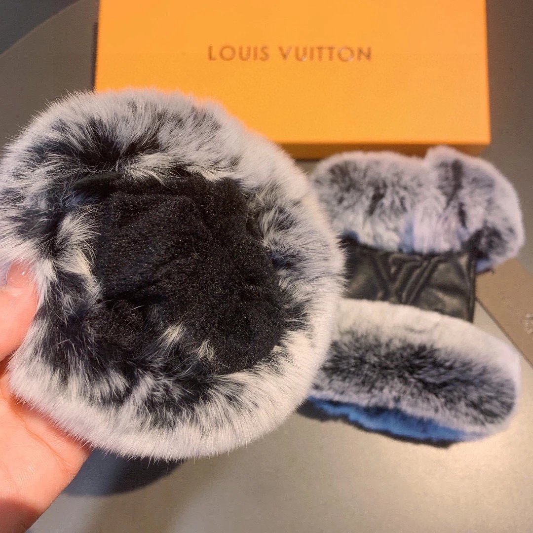 Louis Vuitton Lambskin Thermal Gloves — Photo 6