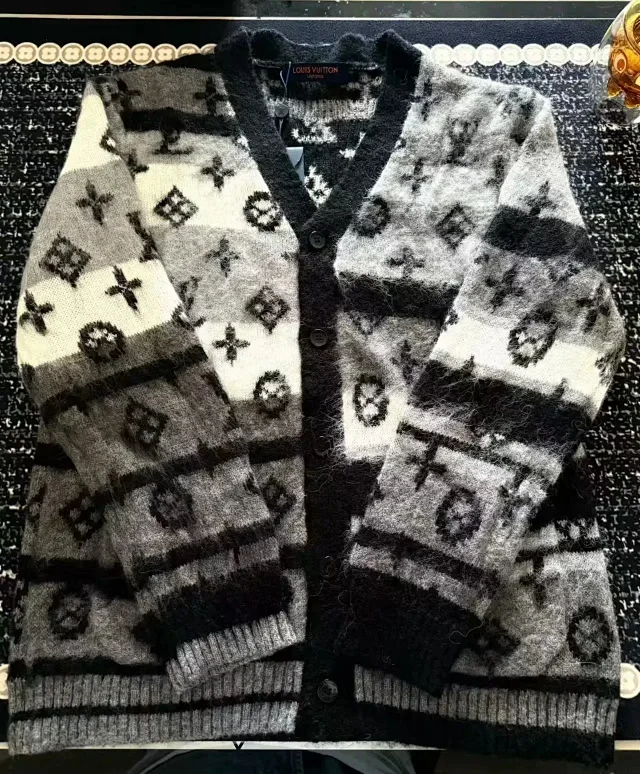 Burberry Hoodies & Sweatshirts Equestrian Knight logo crewneck sweatshirt product detail image 7
