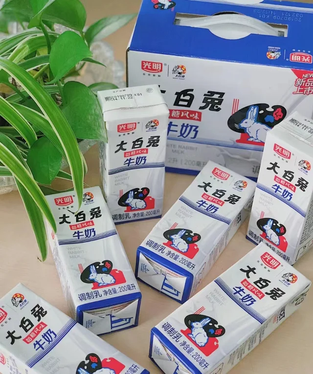临期神价，光明x大白兔奶糖风味牛奶200mlx12盒 团购价19.9元包邮（天猫超市69.9元） 买手党-买手聚集的地方