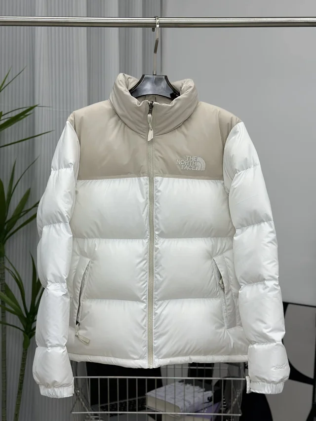 The North Face Down Jackets 700-fill color-block puffer product detail image 3