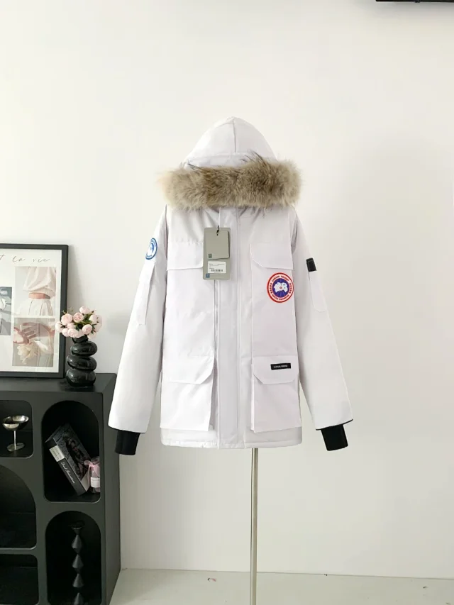 The North Face Down Jackets 700-fill color-block puffer product detail image 6
