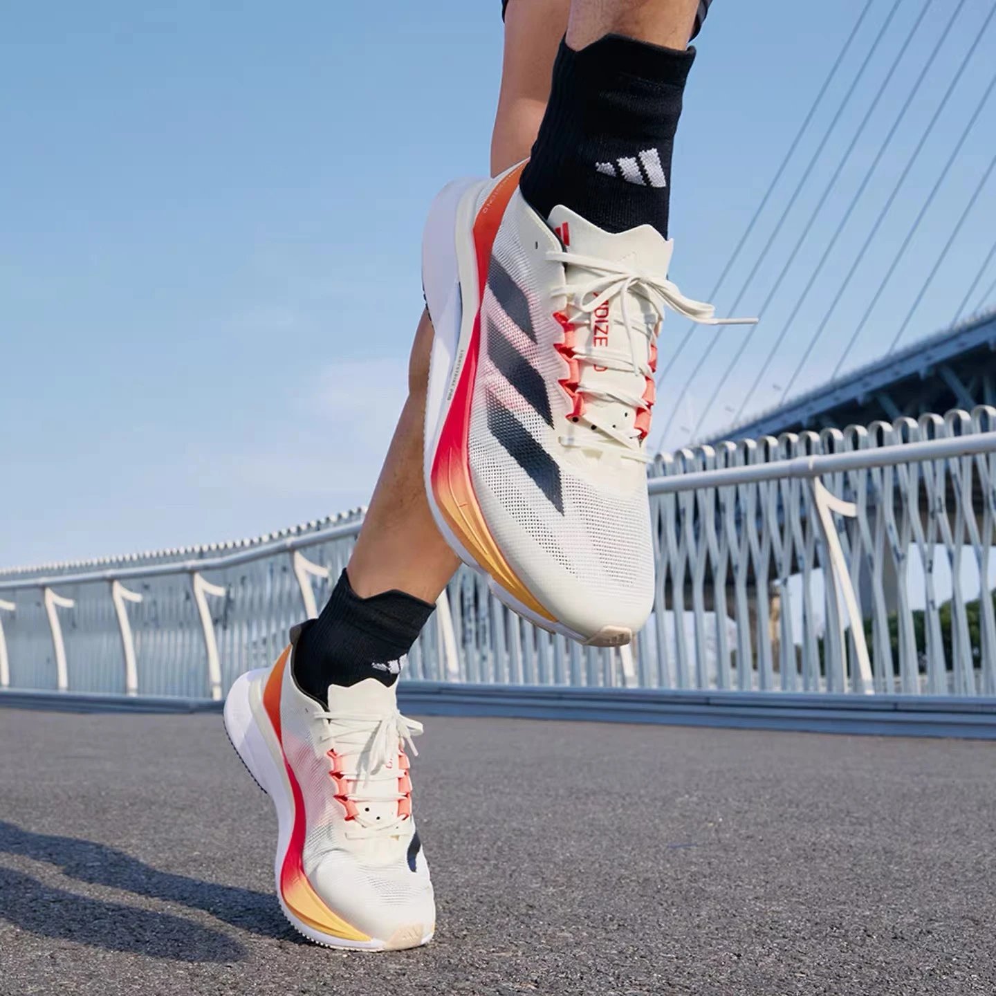 IG3320 (Boston 12-White/Orange) True to Size