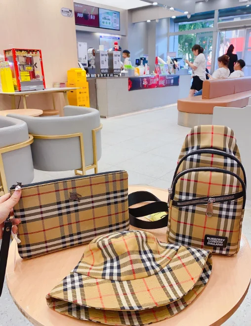 Burberry Vintage Check Beige Bag, Hat
