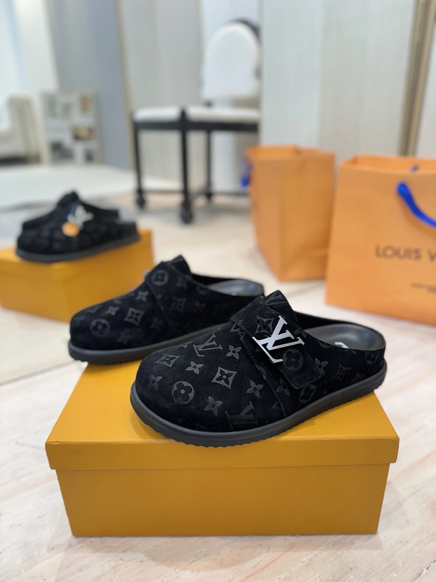 Louis Vuitton Black 