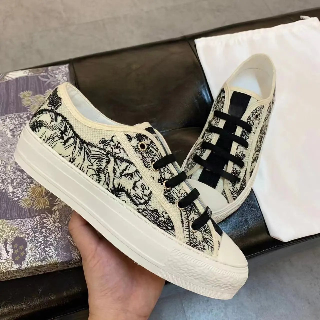High-end foreign trade flat shoes embroidered letter canvas shoes white shoes fashion shoes