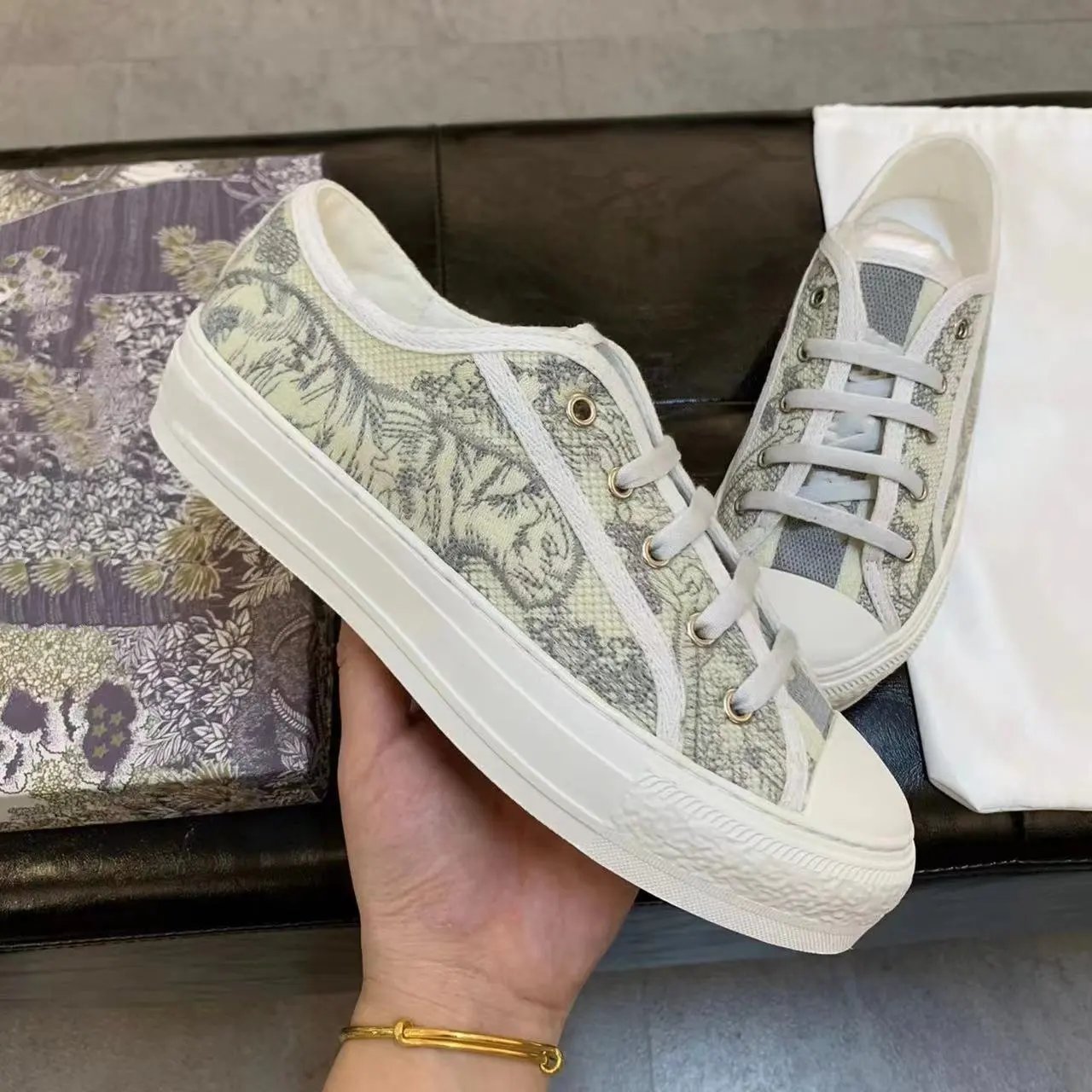 High-end foreign trade flat shoes embroidered letter canvas shoes white shoes fashion shoes