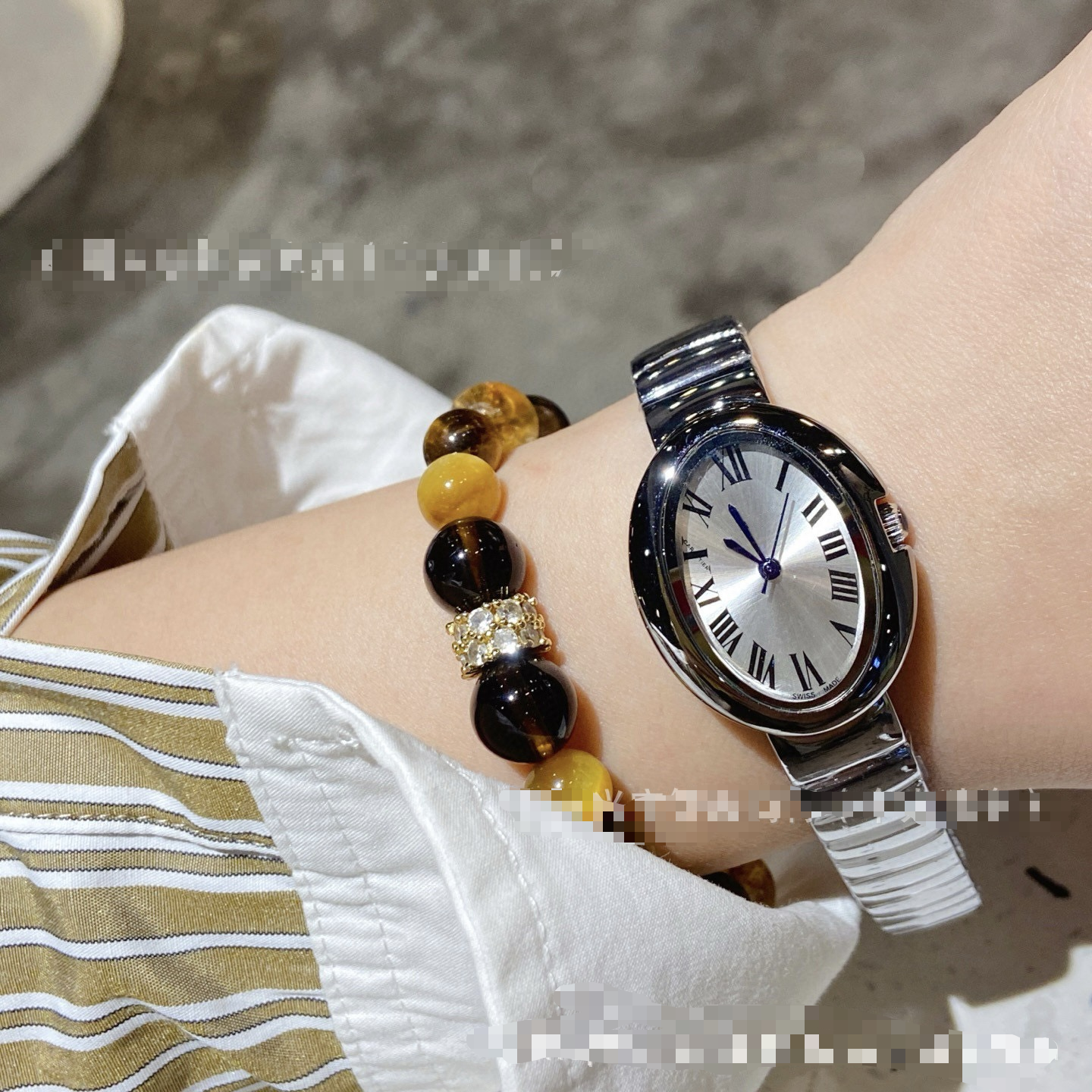 Cartier new quartz ladies watch small gold bracelet bathtub oval diamond Roman elegant