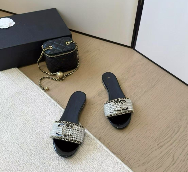 Small Chanel style slippers women summer outdoor flat leather pearl sandals CC British