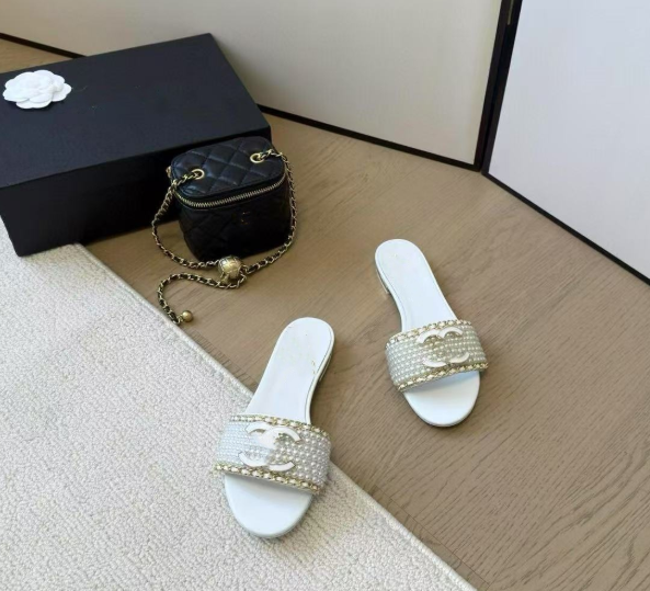 Small Chanel style slippers women summer outdoor flat leather pearl sandals CC British